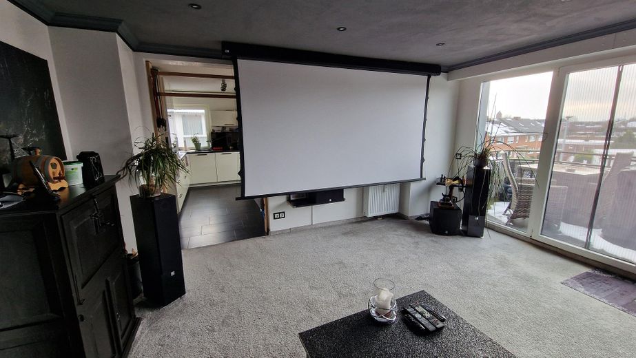 Heimkino mit autom. Leinwand