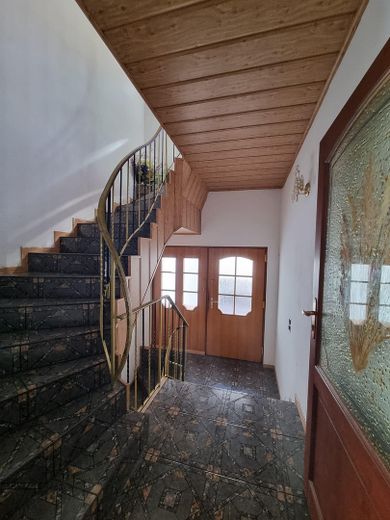 बर्स्टाट में गैरेज, आंगन और भरपूर जगह वाला सुव्यवस्थित दो-परिवार का घर – Treppenhaus