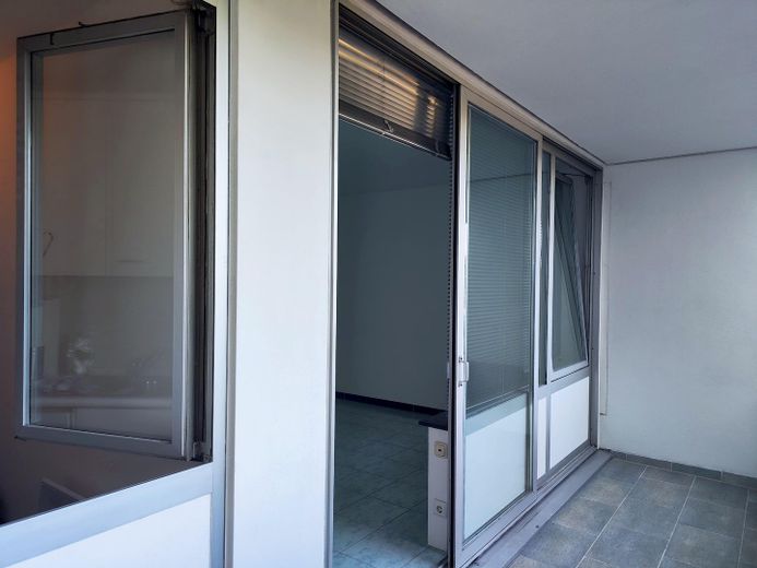 von Privat – Helle 2-Zimmerwohnung mit großer, wettergeschützter Südwestloggia – München-Bogenhausen – Loggia