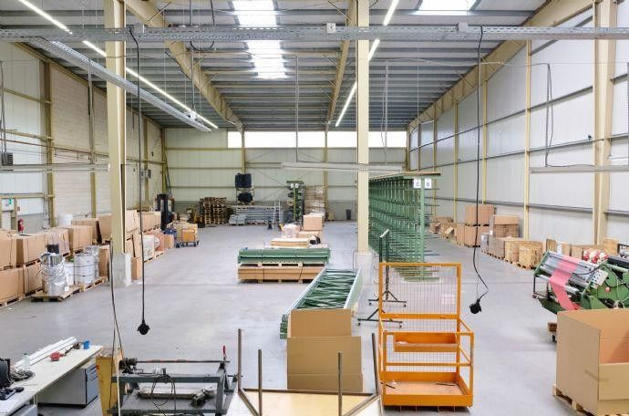 Rednitzhembach'te üretim veya depolama için ısıtmalı 2819qm sanayi hangarı, yaklaşık 10m yüksekliğinde – Halle