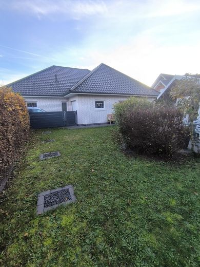 Garten Blick zur Garage