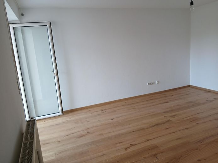 Affascinante bilocale con balcone e posto auto in autorimessa interrata — Regensburg-Galgenberg – Wohnzimmer Nordwand
