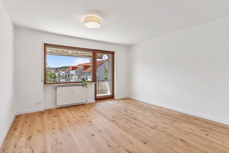 *provisionsfrei* Helle 3-Zi-Wohnung hochwertig renoviert mit Balkon in zentraler Lage – Wohnzimmer