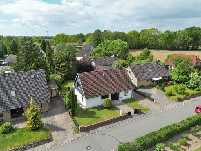 Haus im Grünen – Luftaufnahme Straßenseite