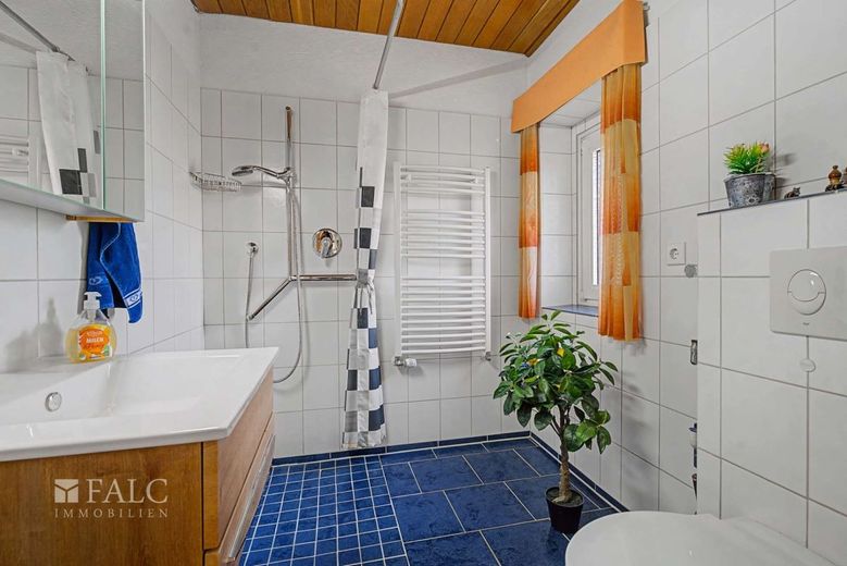 Seltene Gelegenheit in Dülmen - Großzügiges Mehrgenerationenhaus auf traumhaftem 1.335 m² Grundstück – Badezimmer_WE02