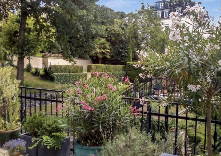 Von Privat: Wohntraum in der Taunusstraße: Wunderschöne Altbauwohnung mit idyllischem Garten – Blick von der Terrasse