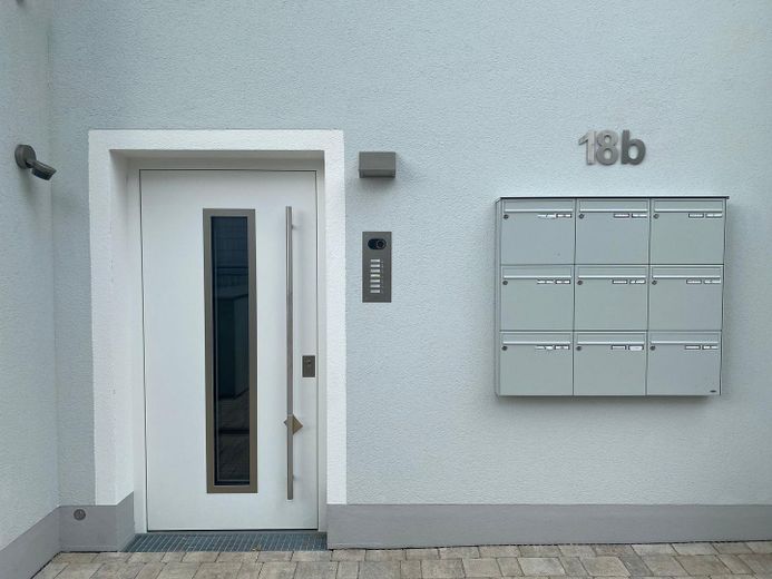 Moderno e luminoso appartamento di 3 locali a Grafing – ottimi collegamenti, S-Bahn 2 min. – Eingang