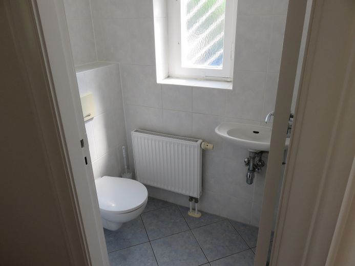 Sonnenterrasse und Saunalandschaft nahe Spandauer Forst – Gäste-WC am Eingang