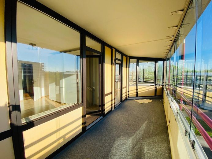Helle 3-Zimmer-Wohnung mit Einbauküche & Aufzug & West-Loggia in München – Loggia