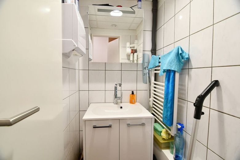 Café oder Bistro in zentraler, ruhiger Lage – Vorraum WC Personal