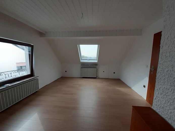 Helle 2-Zimmer-Maisonette-Wohnung in Hammersbach – Wohnzimmer