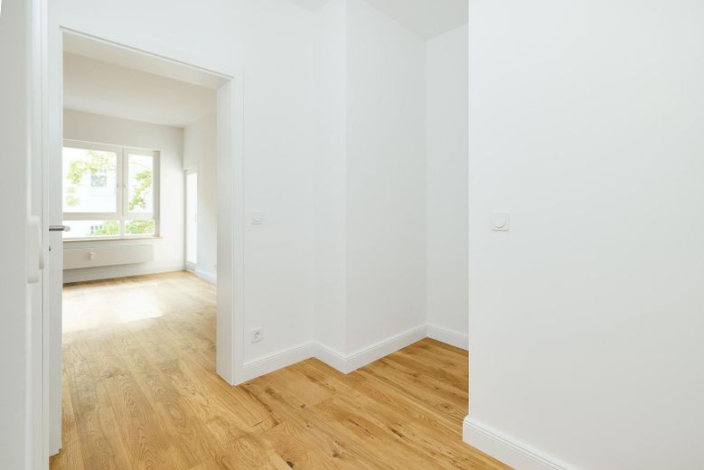 Berlin Mitte: Balkonlu, Moabit’in merkezi konumunda, yenilenmiş köşe binada ilk kullanım, komisyonsuz 2 odalı daire – Flur_Garderobe_Wohnzimmer