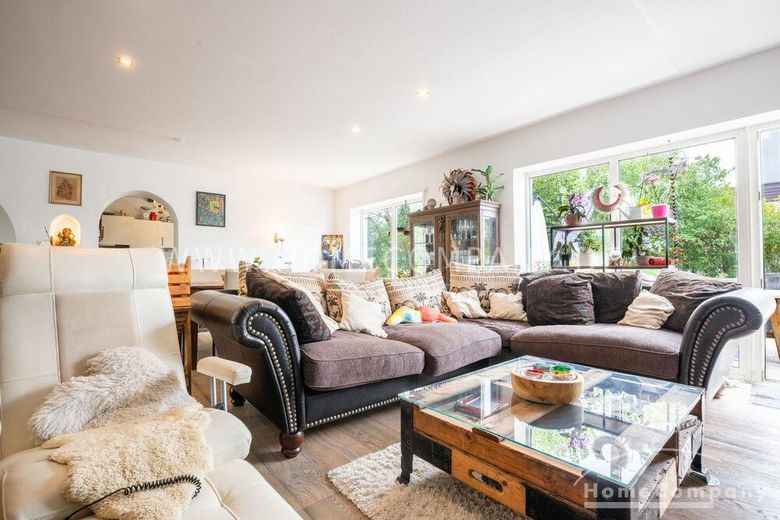 Außergewöhnlicher Designer-Bungalow mit Indoor-Pool, Heimkino  &  Smart-Home in ruhiger Naturlage – 6c92f810691fe09ae359269f8b3c94b7feae5131.jpg