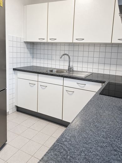 Licht 2-kamerappartement met inbouwkeuken, balkon en parkeerplaats in de ondergrondse garage – Küche 2