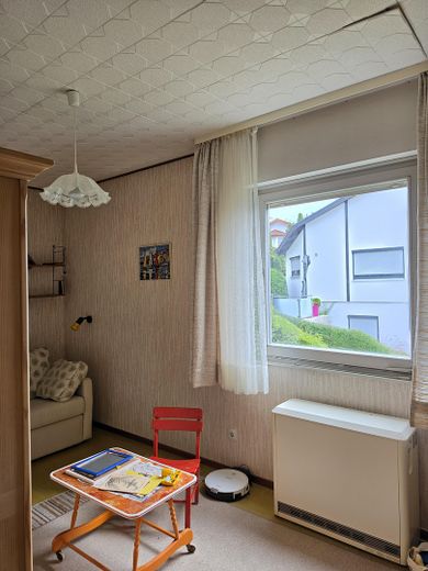 Provisionsfrei: Großzügiges Einfamilienhaus in ruhiger Aussichtslage mit teilbarem Großgrundstück – Kinderzimmer Ost
