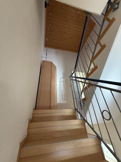Modernes Familien-Reihenhaus in ruhiger Lage von Regensburg-Burgweinting – 5e_6d_Treppenhaus Eckschrank