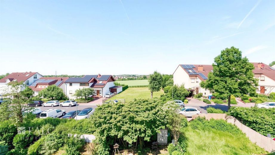 Wohnen mit Weitblick: 3 Zimmer, Balkon, 2 Stellplätze &amp; Blick ins Grüne – Außenansicht - (KI generiert)