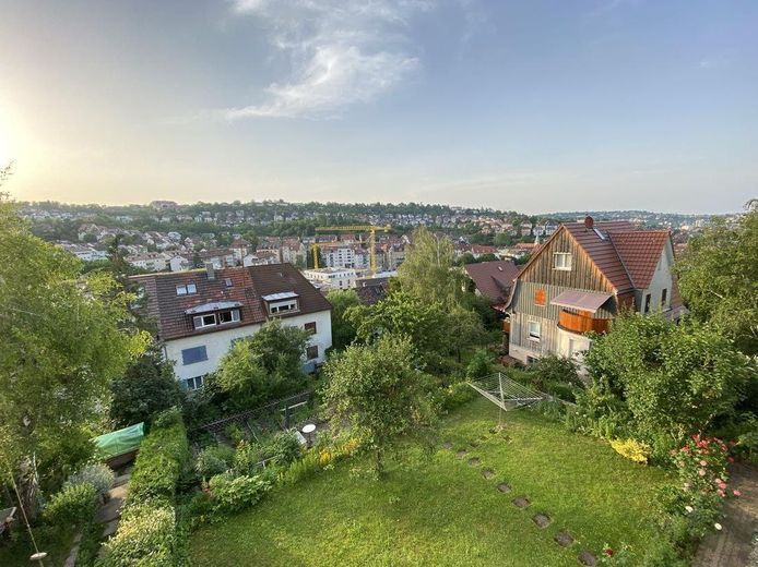Słoneczne mieszkanie z panoramą w Stuttgart-West – położenie na zboczu, dwa balkony i dużo zieleni – Ausblick Frühling