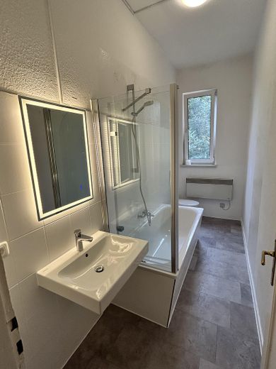 Vollklimatisierte Helle 3 Raum Wohnung Nähe Bahnhof/Altstadt Tageslichtbad – Bad mit Wanne und Fenster
