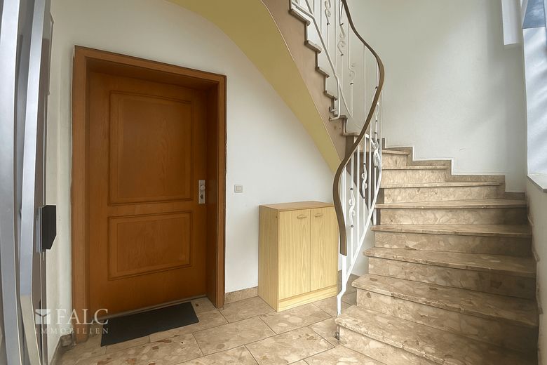 Attraktive Kapitalanlage mit Entwicklungspotenzial in Köln-Ehrenfeld – Treppenhaus