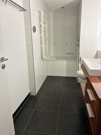Provisionsfrei: Kernsanierte 2-Zi.-Wohnung mit 2 Balkonen & TG-Platz – Bogenhausen, bezugsfrei – Badezimmer 1