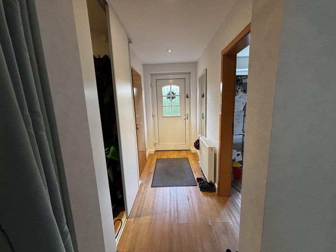 ¡De particular, sin agencia inmobiliaria! Casa adosada intermedia ideal para familias, en una ubicación perfecta y con instalación solar – Flur/ Eingang