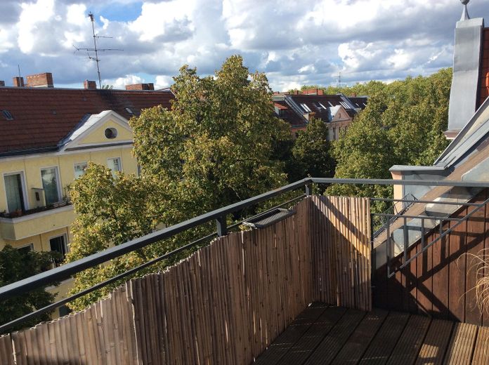 Piso ático de 2 habitaciones reformado con terraza privada en la azotea – disponible para ocupar – Dachblick