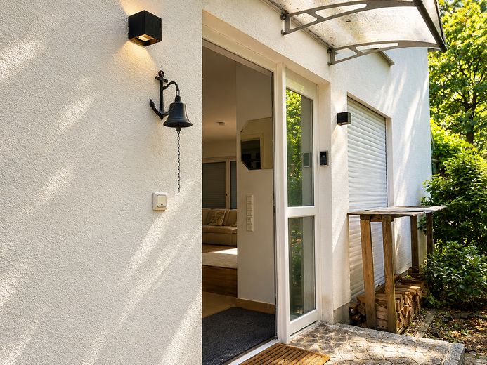 Modernes Haus in Oberursel nähe FIS und EDEKA – Eingang zum Paradieshaus