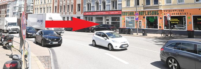 Straßenzug mit Markierung