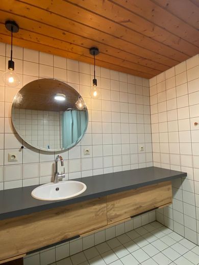 Piccola casetta in affitto – Badezimmer mit rundem Spiegel 