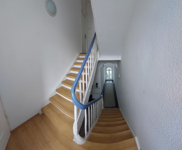 Sehr schönes 3 Fam.- Haus, große Balkone – Treppenhaus 2