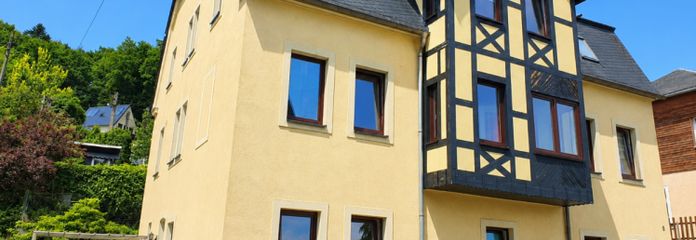 Rodzinne szczęście z dużą ilością przestrzeni – przestronny dom mieszkalny z apartamentem wakacyjnym w samym sercu Bernsbach