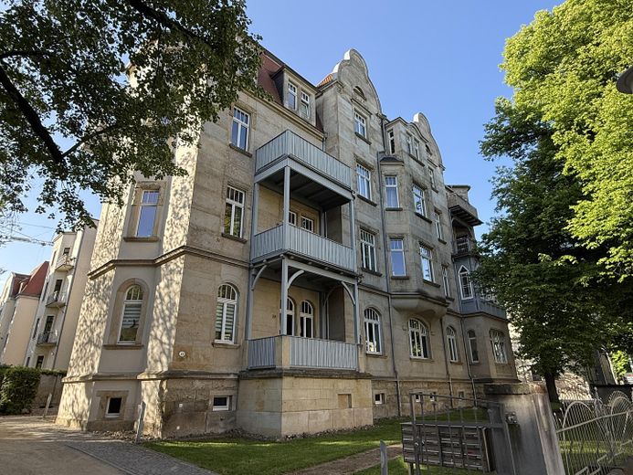 Hausansicht mit Balkon