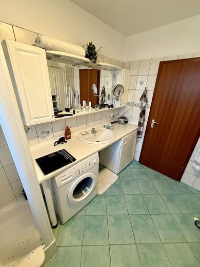 Zweifamilienhaus mit 2 sep. Wohneinheiten | Mögl. Anlageobjekt – Bad Wohnung OG