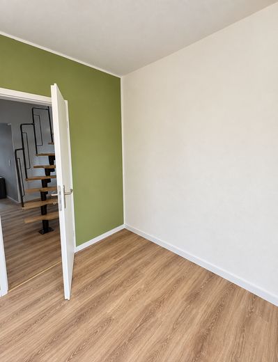 Helle Maisonette mit moderner Küche, 2 Bädern und 3 Zimmern – Wohnzimmer