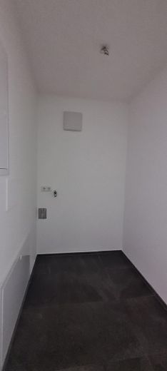 moderne 3,5 Zimmerwohnung 1.OG mit Lift, EBK und überdachtem Balkon – Abstellraum