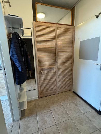 Möblierte 1-Zimmer-Wohnung im 10. Stock mit herrlicher Aussicht – Abstellschrank