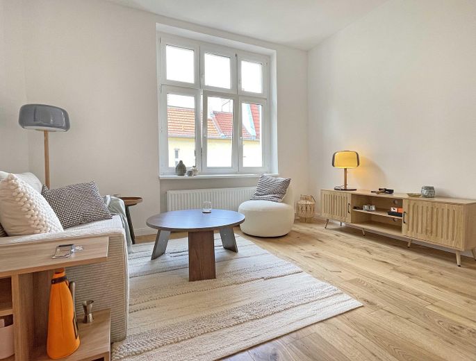 Eerste bewoning na een grondige renovatie – Lichte woning in een oud gebouw in de Samariterkiez | Zonder makelaarskosten – Wohnbereich