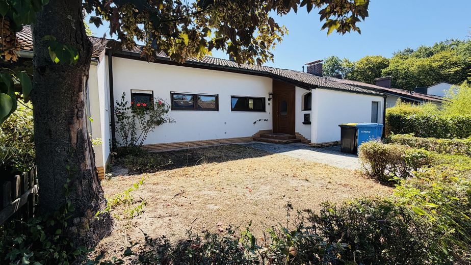 Rohdiamant in Top-Lage: Ebenerdiger Bungalow mit großem Garten – viel Platz für Familien – Hausansicht