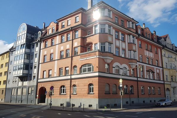 Neu-Ulm merkezinde büyüleyici geniş 3 odalı eski bina dairesi