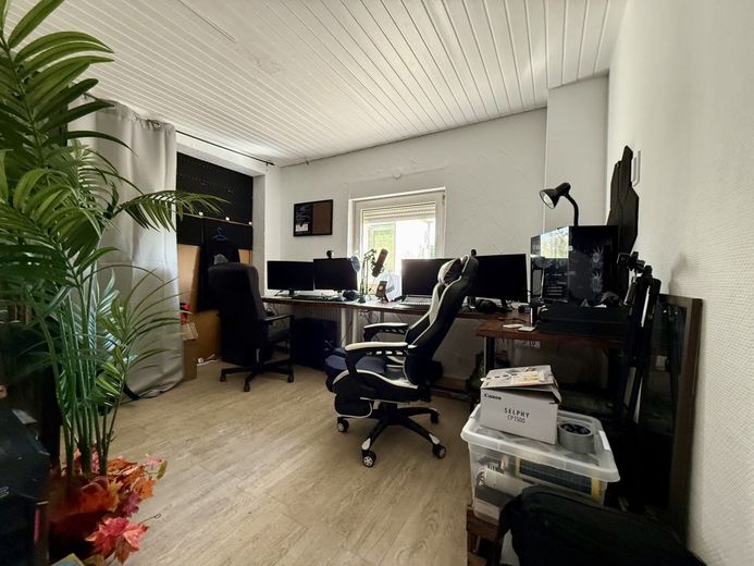 Fröndenberg-Ardey: Attraktives und solides Wohnhaus in Privatstraße mit drei vermieteten Einheiten! – Wohnung 1: Abgetrenntes Home-Office