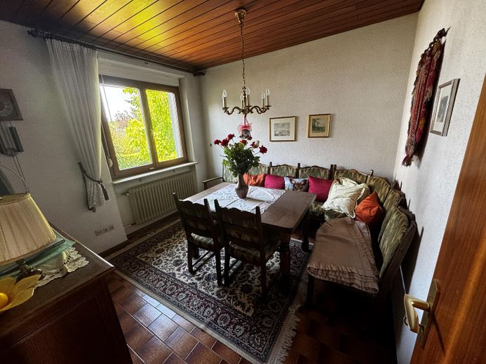 Ek yapılaşma imkânına sahip geniş arsada villa tarzı müstakil ev – Eingangsbereich mit Garderobe