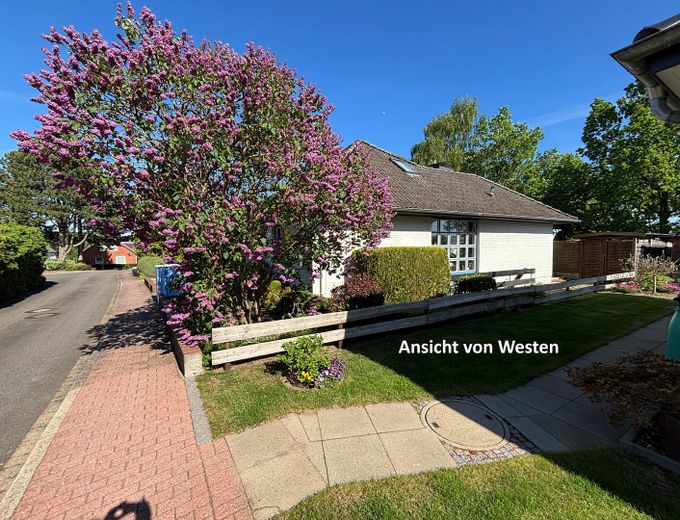 Architektenhaus in ruhigem Wohnviertel für Familie mit HomeOffice – Westansicht