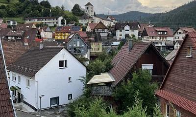 BESCHAULICHES KLEINES FACHWERKHAUS – 1754151923_771f70.jpg