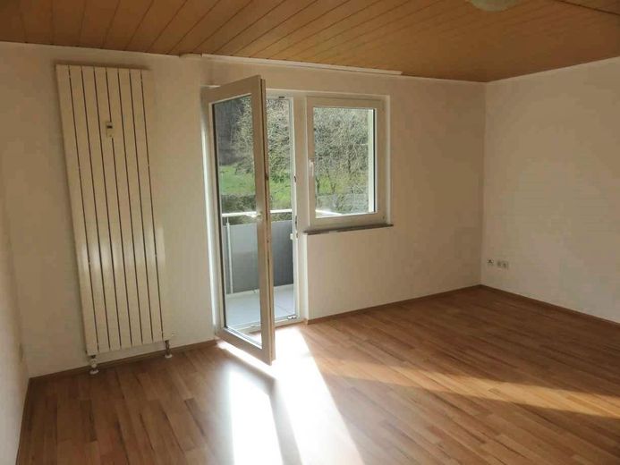 Wohnzimmer mit Balkon