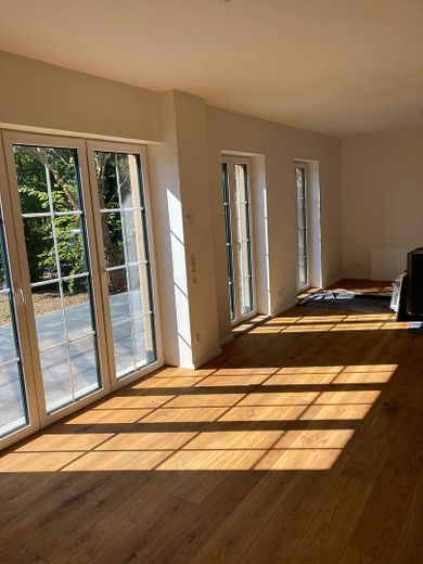 Provisionsfrei: Exklusives EFH mit Remise bei Potsdam & Berlin – Wohnzimmer