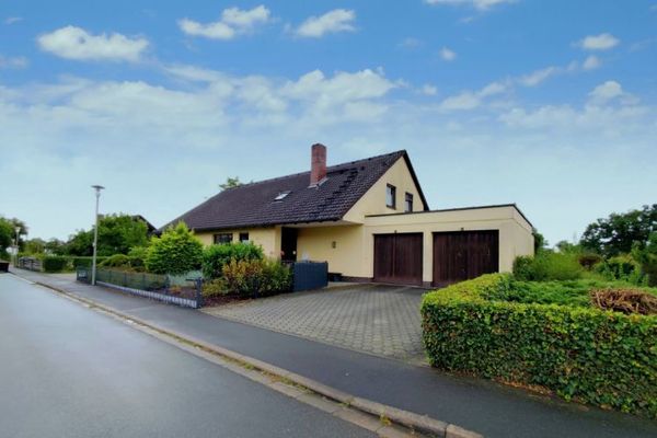Traumhaftes Familiendomizil mit Wellness-Oase, Einliegerwohnung & Büro-/Ladenfläche in 95336 Mainleus