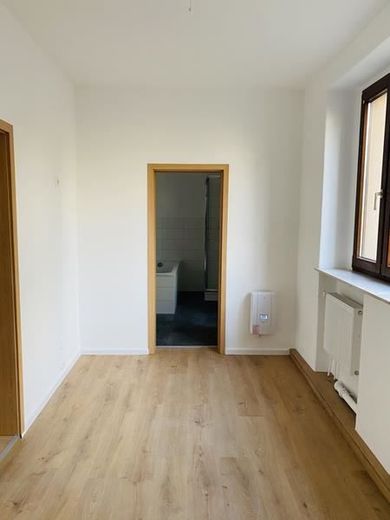 2-Zimmer mit Laminat, Wanne, Dusche und sep. WC und in zentraler Lage! – IMG_9969