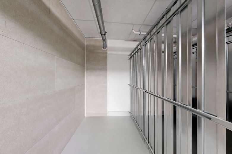 Moderno piso de 3 habitaciones con azotea, balcón y plaza de garaje subterráneo en HafenCity – Keller