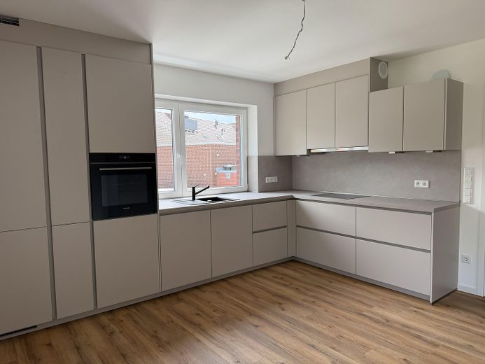 Komfortwohnen im Neubau mit Aufzug, Tiefgarage und Kühlung – Küche